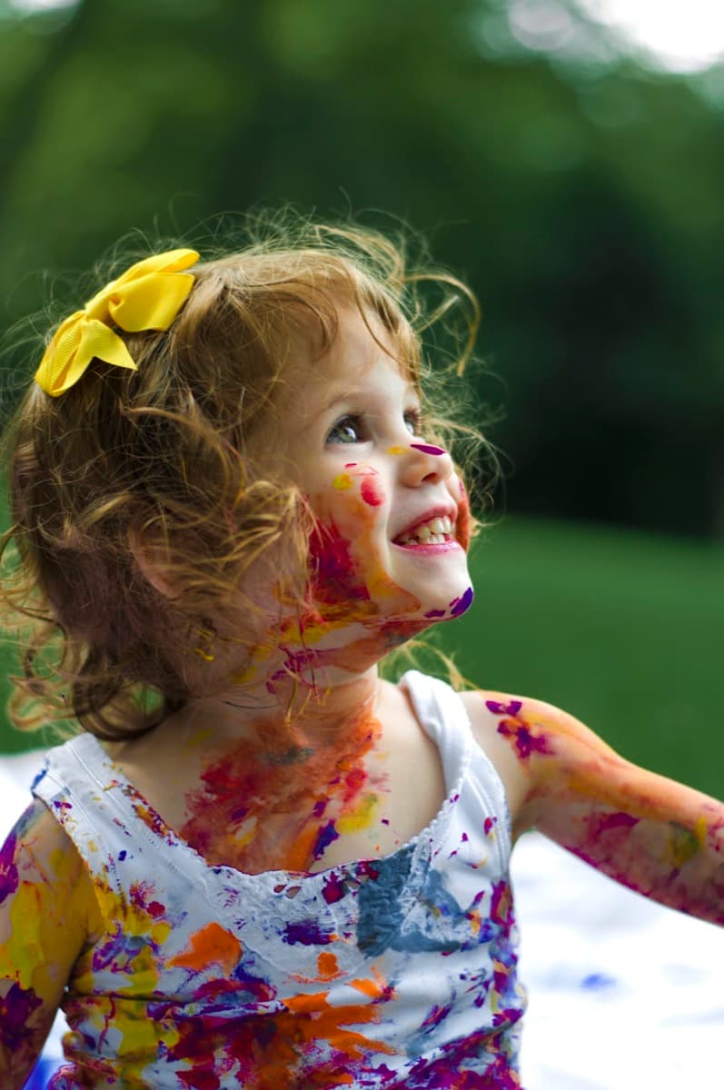 Niña sonriendo feliz