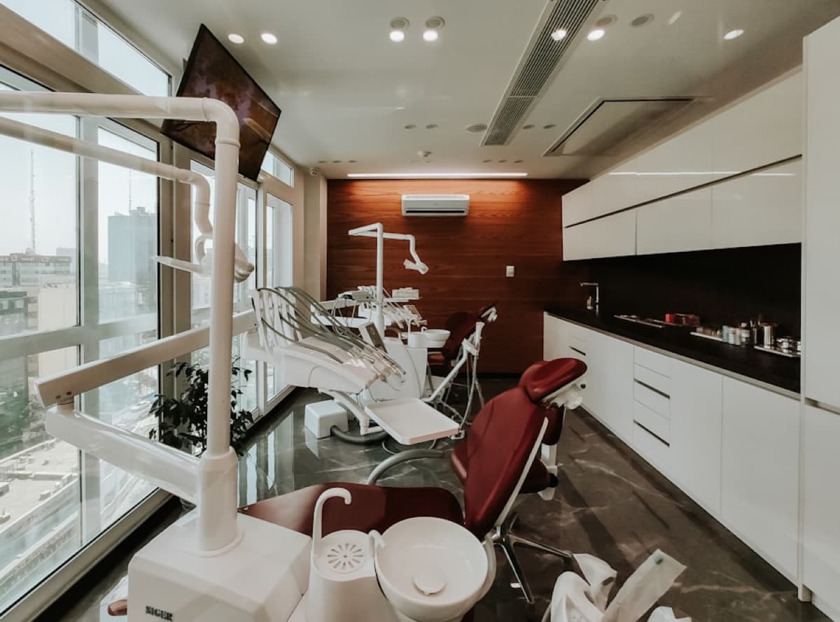 Consultorio dental moderno y equipado